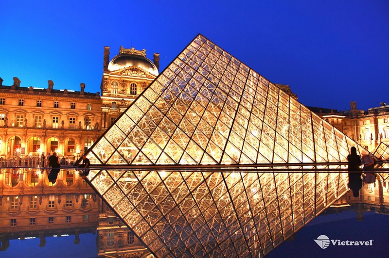 PARIS – THƯỞNG THỨC BỮA TRƯA TRÊN THÁP EIFFEL