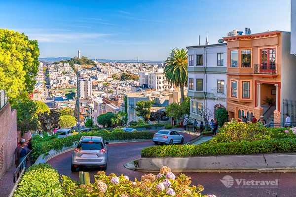 Trên máy bay vượt tuyến đổi ngày