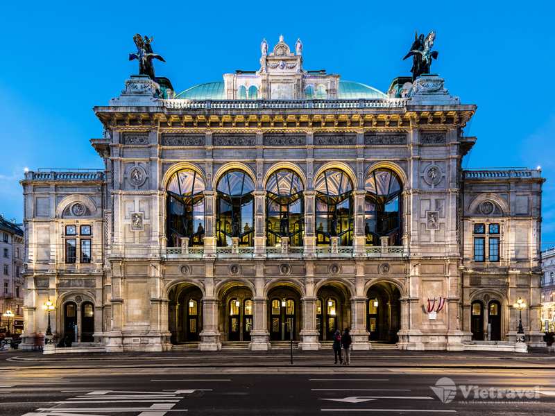 BUDAPEST	(Ăn sáng, trưa, tối)