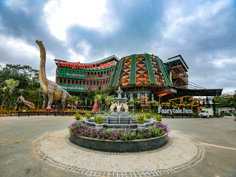 Đà Lạt - Khám phá Pink Valley bay giữa rừng hoa - Nông trại cổ tích Langfarm Center